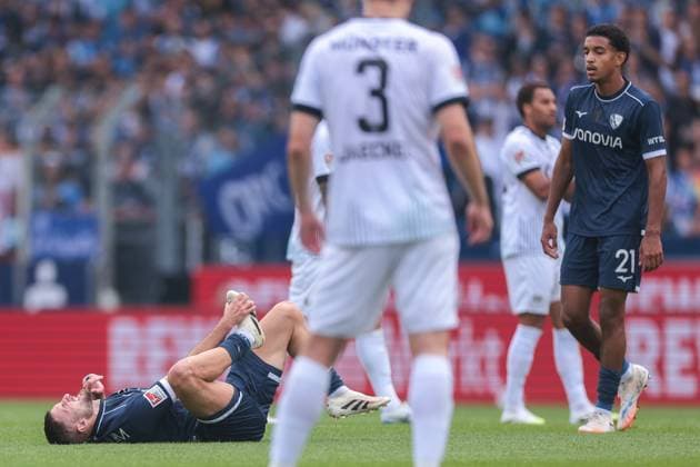 30 08 2025, 2 Bundesliga, Matchday 4, VfL Bochum 1848 Preußen Münster, Matus Bero VfL Bochum 1848 is in pain and touches his foot, Bochum Vonovia Ruhrstadion NRW Germany xRHR PHOTO DEx Copyright: DennisxEwert RHR-FOTOx RHR-FOTO DE