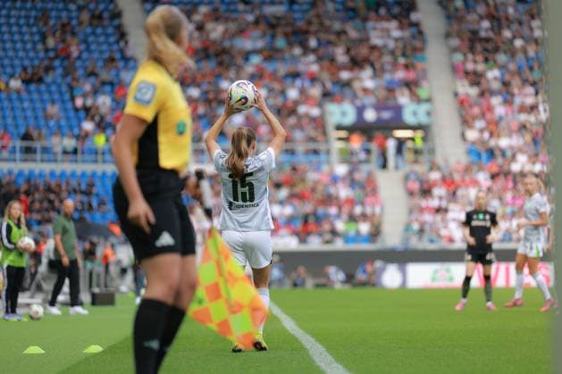 Janou Levels 15 VFL takes a throw-in on the touchline, referee observes the match Football I Women I 2025 2026 season I Supercup I FC Bayern Munich - VFL Wolfsburg I 29 08 2025 Copyright: xMaxxMesterx