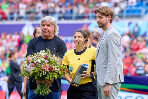 Ronny Zimmermann and Daniel Wurl honor referee Dr Riem Hussein before the match Football I Women I Season 2025 2026 I Supercup I FC Bayern Munich - VFL Wolfsburg I 29 08 2025 Copyright: xMaxxMesterx