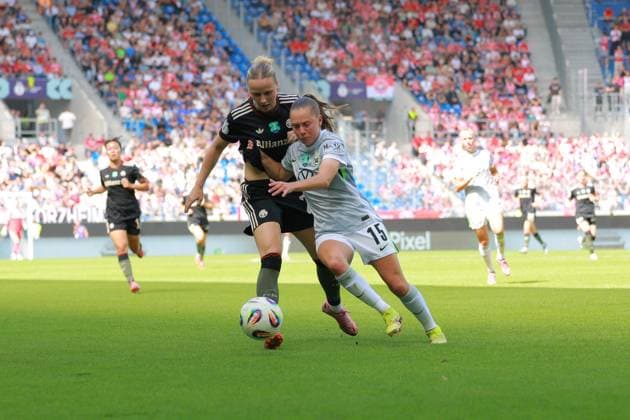 Franziska Kett 20 FC Bayern Women 1 in a duel with Janou Levels 15 VFL for the ball Football I Women I Season 2025 2026 I Supercup I FC Bayern Munich - VFL Wolfsburg I 29 08 2025 Copyright: xMaxxMesterx