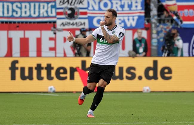 Goal celebration 1 1 by Virgil Ghita Hannover 96 Football, Men, Season 2025 2026, 2 BL, Holstein Stadion, Holstein Kiel vs Hannover 96 DFL REGULATIONS PROHIBIT ANY USE OF PHOTOGRAPHS AS IMAGE SEQUENCES AND OR QUASI VIDEO