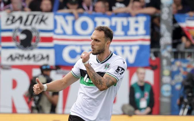 Goal celebration 1 1 by Virgil Ghita Hannover 96 Football, Men, Season 2025 2026, 2 BL, Holstein Stadion, Holstein Kiel vs Hannover 96 DFL REGULATIONS PROHIBIT ANY USE OF PHOTOGRAPHS AS IMAGE SEQUENCES AND OR QUASI VIDEO