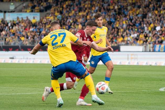 Marius Woerl Nr 38 DSC Arminia Bielefeld vs Sven Koehler Nr 27 Eintracht Braunschweig GER, Eintracht Braunschweig vs DSC Arminia Bielefeld, Soccer, 2 Bundesliga, Matchday 4, Season 2025 26, 30 08 2025 DFL REGULATES PROHIBIT ANY USE OF PHOTOGRAPHS AS IMAGE SEQUENCES AND OR QUASI VIDEO GER, Eintracht Braunschweig vs DSC Arminia Bielefeld, Football, Bundesliga 2, Matchday 4, Season 2025 26, 30 08 2025 Braunschweig Copyright: xEibner-Pressefoto DanielxREINELTx EP_DRT