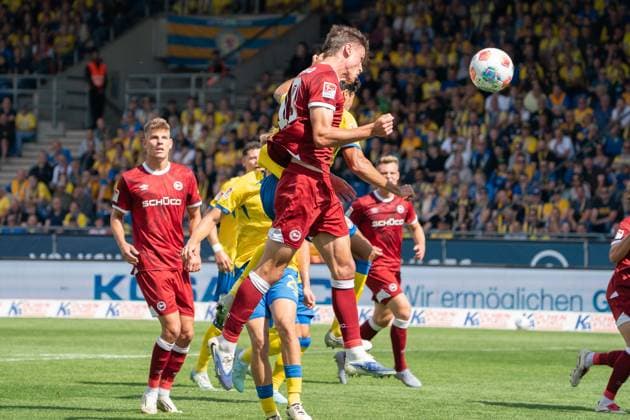 Header by Marius Woerl Nr 38 DSC Arminia Bielefeld GER, Eintracht Braunschweig vs DSC Arminia Bielefeld, Soccer, 2 Bundesliga, Matchday 4, Match time 2025 26, 30 08 2025 DFL REGULATES PROHIBIT ANY USE OF PHOTOGRAPHS AS IMAGE SEQUENCES AND OR QUASI VIDEO GER, Eintracht Braunschweig v DSC Arminia Bielefeld, Football, Bundesliga 2, Matchday 4, Season 2025 26, 30 08 2025 Braunschweig Copyright: xEibner-Pressefoto DanielxREINELTx EP_DRT