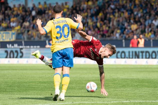 Joel Grodowski Nr 11 DSC Arminia Bielefeld vs Robin Heusser Nr 30 Eintracht Braunschweig GER, Eintracht Braunschweig vs DSC Arminia Bielefeld, Soccer, 2 Bundesliga, Matchday 4, Season 2025 26, 30 08 2025 DFL REGULATES PROHIBIT ANY USE OF PHOTOGRAPHS AS IMAGE SEQUENCES AND OR QUASI VIDEO GER, Eintracht Braunschweig v DSC Arminia Bielefeld, Football, Bundesliga 2, Matchday 4, Season 2025 26, 30 08 2025 Braunschweig Copyright: xEibner-Pressefoto DanielxREINELTx EP_DRT
