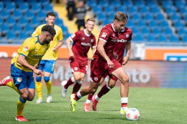 Julian Kania Nr 7 DSC Arminia Bielefeld GER, Eintracht Braunschweig vs DSC Arminia Bielefeld, Football, 2 Bundesliga, Matchday 4, Season 2025 26, 30 08 2025 DFL REGULATIONS PROHIBIT ANY USE OF PHOTOGRAPHS AS IMAGE SEQUENCES AND OR QUASI VIDEO GER, Eintracht Braunschweig vs DSC Arminia Bielefeld, Football, 2 Bundesliga, Matchday 4, Season 2025 26, 30 08 2025 Braunschweig Copyright: xEibner-Pressefoto DanielxREINELTx EP_DRT