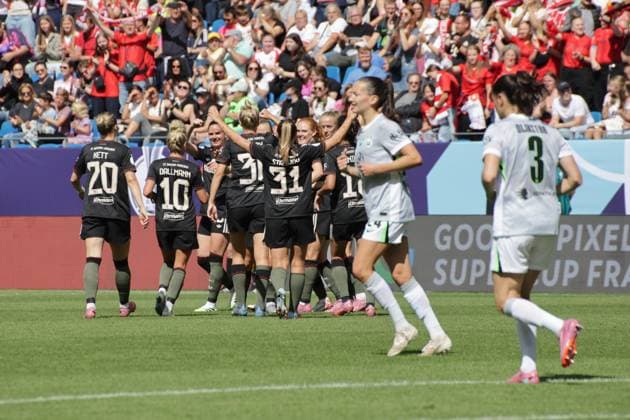 30 08 2025, xgrfx, Football DFB Supercup Women 2025, FC Bayern München VfL Wolfsburg v l Tor, Magdalena Eriksson FC Bayern München DFL DFB REGULATIONS PROHIBIT ANY USE OF PHOTOGRAPHS as IMAGE SEQUENCES and or QUASI VIDEO Karlsruhe