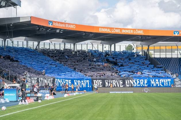 Fans from Bielefeld with scarves and banners GER, Eintracht Braunschweig vs DSC Arminia Bielefeld, Football, 2 Bundesliga, Matchday 4, Season 2025 26, 30 08 2025 DFL REGULATES PROHIBIT ANY USE OF PHOTOGRAPHS AS IMAGE SEQUENCES AND OR QUASI VIDEO GER, Eintracht Braunschweig vs DSC Arminia Bielefeld, Football, 2 Bundesliga, Matchday 4, Season 2025 26, 30 08 2025 Braunschweig Copyright: xEibner-Pressefoto DanielxREINELTx EP_DRT