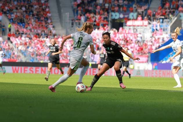 Momoko Tanikawa 18, FC Bayern Women 1 in a duel with Janina Minge 6 VFL for the ball Football I Women I Season 2025 2026 I Supercup I FC Bayern Munich - VFL Wolfsburg I 29 08 2025 Copyright: xMaxxMesterx