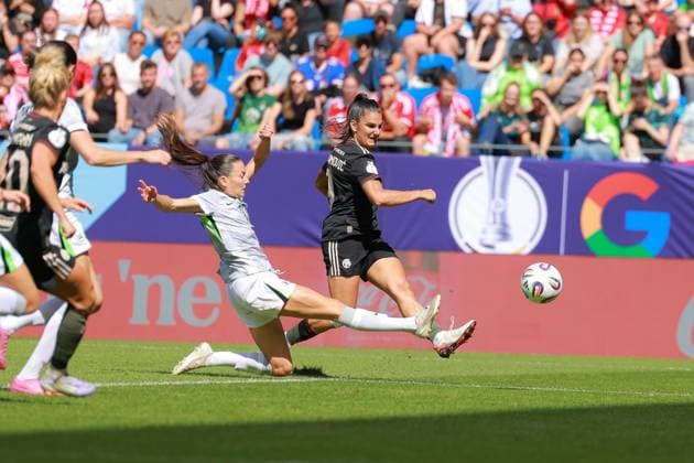 Jovana Damnjanovi 9 FC Bayern Women 1 and Joelle Wedemeyer 24 VFL in a duel for the ball Football I Women I Season 2025 2026 I Supercup I FC Bayern Munich - VFL Wolfsburg I 29 08 2025 Copyright: xMaxxMesterx