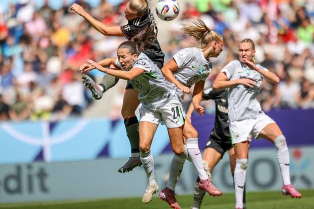 DEU, Karlsruhe, Bayern München vs VfL Wolfsburg, Google Pixel Supercup der Frauen, DFB, BBBank Wildpark, Finale, im Bild f l n r Magdalena Eriksson Bayern München 5 , Joelle Wedemeyer VfL Wolfsburg 24 DFB DFL REGULATIONS PROHIBIT ANY USE OF PHOTOGRAPHS AS IMAGE SEQUENCES AND OR QUASI VIDEO, 30 08 2025, Copyright: HMBxMedia HendrikxHamelau