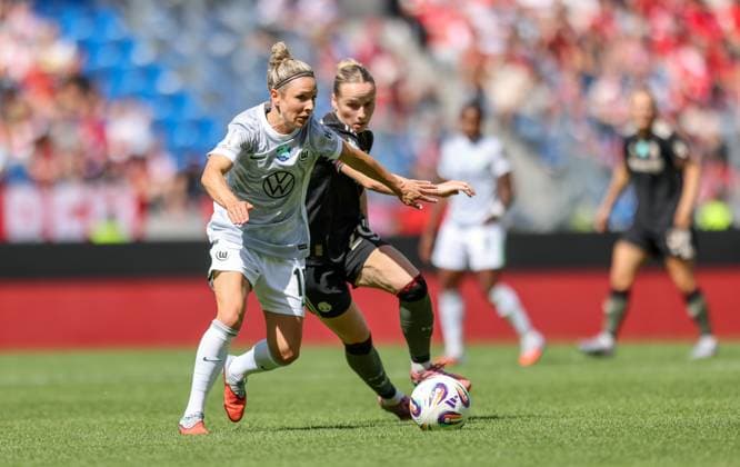 DEU, Karlsruhe, Bayern München vs VfL Wolfsburg, Google Pixel Supercup der Frauen, DFB, BBBank Wildpark, Finale, im Bild f l n r Svenja Huth VfL Wolfsburg 10 , Franziska Kett Bayern München 20 DFB DFL REGULATIONS PROHIBIT ANY USE OF PHOTOGRAPHS AS IMAGE SEQUENCES AND OR QUASI VIDEO, 30 08 2025, Copyright: HMBxMedia HendrikxHamelau