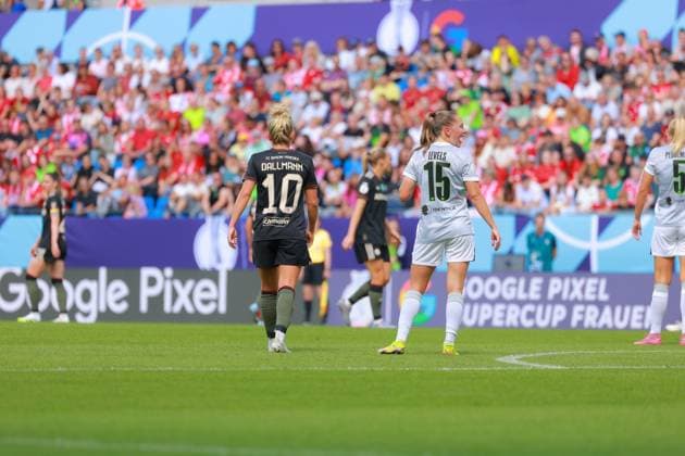 Linda Dallmann 10 FC Bayern Women 1 and Janou Levels 15 VFL on the pitch at the Supercup Football I Women I Season 2025 2026 I Supercup I FC Bayern Munich - VFL Wolfsburg I 29 08 2025 Copyright: xMaxxMesterx