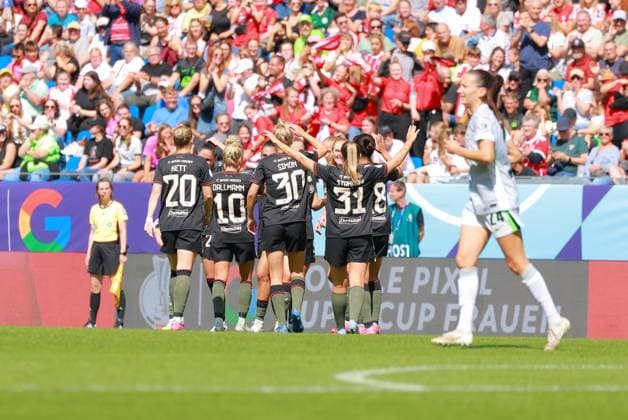 Franziska Kett 20 FC Bayern Women 1 , Linda Dallmann 10 FC Bayern Women 1 , Carolin Simon 30 FC Bayern Women 1 , Georgia Stanway 31 FC Bayern Women 1 , Stine Ballisager 3 FC Bayern Women 1 celebrate together on the pitch Football I Women I Season 2025 2026 I Supercup I FC Bayern Munich - VFL Wolfsburg I 29 08 2025 Copyright: xMaxxMesterx