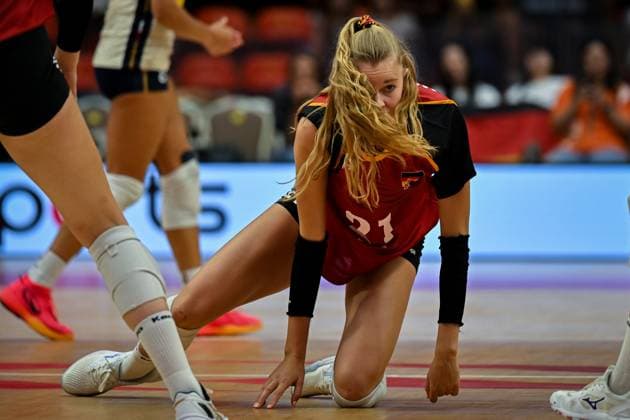 Italy v Germany - FIVB Women’s World Volleyball Championship BANGKOK, THAILAND - AUGUST 30: Camilla Weitzel (21) of Germany in action during FIVB Women’s World Volleyball Championship match between Italy and Germany at Huamark Indoor Stadium in Bangkok, Thailand on August 30, 2025. Mustafa Hatipoglu Anadolu Bangkok Thailand. Editorial use only. Please get in touch for any other usage.  Copyright: x2025xAnadoluxMustafaxHatipoglux