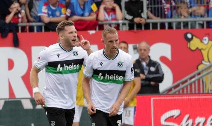 1 2 jubel by Benjamin Kaellman Hannover 96 Football, Men, Season 2025 2026, 2 BL, Holstein Stadion, Holstein Kiel vs Hannover 96 DFL REGULATIONS PROHIBIT ANY USE OF PHOTOGRAPHS AS IMAGE SEQUENCES AND OR QUASI VIDEO