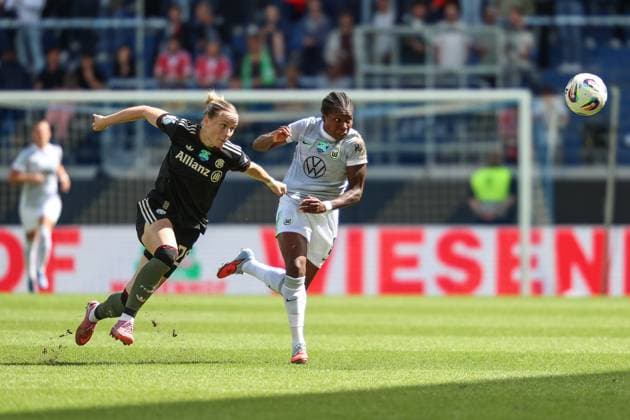 Duel for the ball between Julia Kreuzpaintner FC Bayern Muenchen, 20 and Lineth Beerensteyn VfL Wolfsburg, 09 , GER, FC Bayern Muenchen vs VfL Wolfsburg, Google Pixel Womens Supercup, Final, 2025 2026, 30 08 2025, DFL REGULATES PROHIBIT ANY USE OF PHOTOGRAPHS AS IMAGE SEQUENCES AND OR QUASI VIDEO, GER, FC Bayern Muenchen vs VfL Wolfsburg, Google Pixel Womens Supercup, Final, 2025 2026, 30 08 2025 Karlsruhe Copyright: xEibner-Pressefoto JanxPrihodax EP_JPA