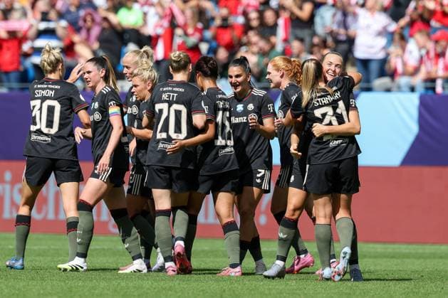 Team FC Bayern Muenchen Frauen celebrating after the 1 0 goal by Magdalena Eriksson 5 FC Bayern Muenchen Frauen , FC Bayern Muenchen Frauen vs VfL Wolfsburg Frauen, DFL, Bundesliga, Saison 2025 2026, BBBank Wildpark, Google Pixel Supercup der Frauen, 30 08 2025 DFB regulations prohibit any use of photographs as image sequences and or quasi video Karlsruhe Baden Wuerttemberg Germany Copyright: xkolbert-press MartinxAgüerax