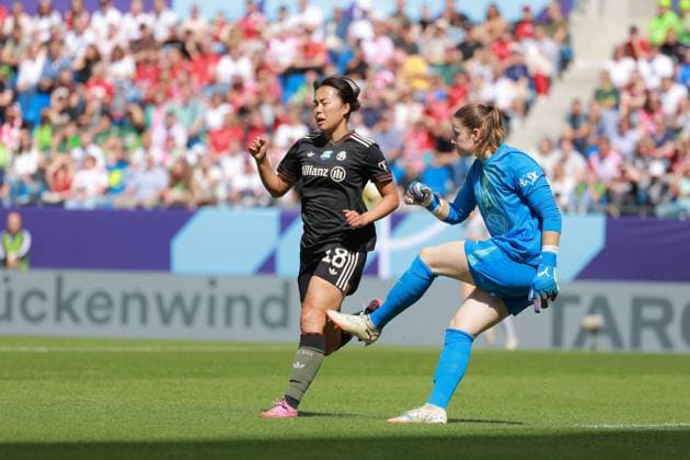 Momoko Tanikawa 18 FC Bayern Women 1 with goalkeeper Stina Johannes 1 VFL in a duel Football I Women I Season 2025 2026 I Supercup I FC Bayern Munich - VFL Wolfsburg I 29 08 2025 Copyright: xMaxxMesterx