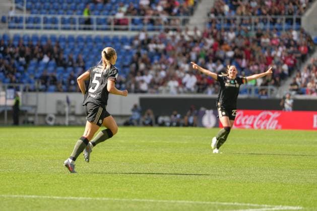 Google Pixel Womens Supercup, FC Bayern Munich vs VfL Wolfsburg, 30 08 2025 Magdalena Eriksson FC Bayern Munich, 5 celebrating her goal for 1 0 Google Pixel Womens Supercup, FC Bayern Munich vs VfL Wolfsburg, BBBank Wildpark Karlsruhe, 30 08 2025 DFB DFL REGULATIONS PROHIBIT ANY USE OF PHOTOGRAPHS AS IMAGE SEQUENCES AND OR QUASI VIDEO Copyright: xBEAUTIFULxSPORTS Boscox