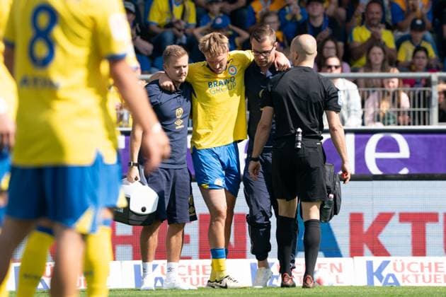 Lukas Frenkert Nr 29 Eintracht Braunschweig leaves the field injured GER, Eintracht Braunschweig vs DSC Arminia Bielefeld, Soccer, 2 Bundesliga, Matchday 4, Match time 2025 26, 30 08 2025 DFL REGULATES PROHIBIT ANY USE OF PHOTOGRAPHS AS IMAGE SEQUENCES AND OR QUASI VIDEO GER, Eintracht Braunschweig v DSC Arminia Bielefeld, Football, Bundesliga 2, Matchday 4, Season 2025 26, 30 08 2025 Braunschweig Copyright: xEibner-Pressefoto DanielxREINELTx EP_DRT