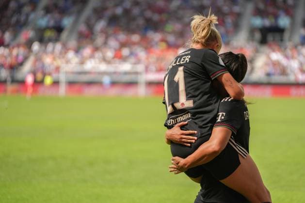 Google Pixel Womens Supercup, FC Bayern Munich vs VfL Wolfsburg, 30 08 2025 Jovana Damnjanovi FC Bayern Munich, 9 with her cheers to 2 0 Google Pixel Womens Supercup, FC Bayern Munich vs VfL Wolfsburg, BBBank Wildpark Karlsruhe, 30 08 2025 DFB DFL REGULATIONS PROHIBIT ANY USE OF PHOTOGRAPHS AS IMAGE SEQUENCES AND OR QUASI VIDEO Copyright: xBEAUTIFULxSPORTS Boscox