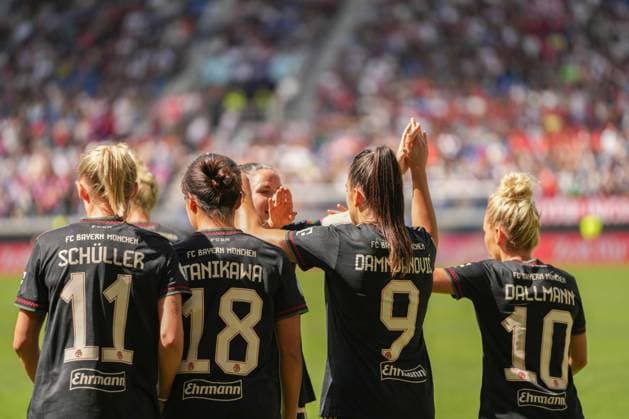 Google Pixel Womens Supercup, FC Bayern Munich vs VfL Wolfsburg, 30 08 2025 Jovana Damnjanovi FC Bayern Munich, 9 with her cheers to 2 0 Google Pixel Womens Supercup, FC Bayern Munich vs VfL Wolfsburg, BBBank Wildpark Karlsruhe, 30 08 2025 DFB DFL REGULATIONS PROHIBIT ANY USE OF PHOTOGRAPHS AS IMAGE SEQUENCES AND OR QUASI VIDEO Copyright: xBEAUTIFULxSPORTS Boscox