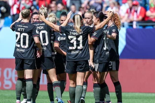 Team FC Bayern Muenchen Frauen celebrating after the 1 0 goal by Magdalena Eriksson 5 FC Bayern Muenchen Frauen , FC Bayern Muenchen Frauen vs VfL Wolfsburg Frauen, DFL, Bundesliga, Saison 2025 2026, BBBank Wildpark, Google Pixel Supercup der Frauen, 30 08 2025 DFB regulations prohibit any use of photographs as image sequences and or quasi video Karlsruhe Baden Wuerttemberg Germany Copyright: xkolbert-press MartinxAgüerax
