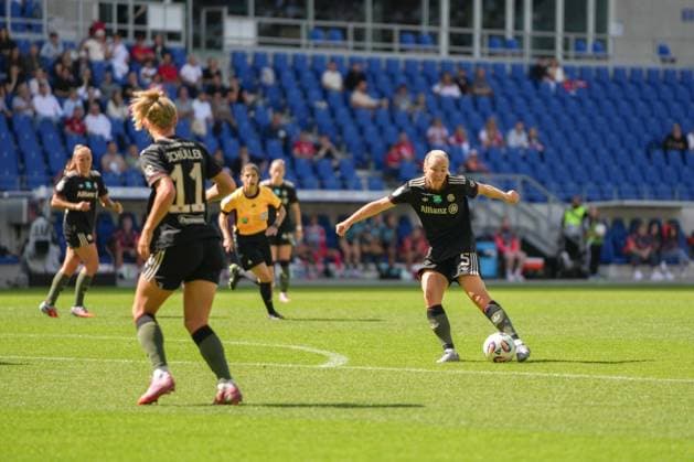 Google Pixel Womens Supercup, FC Bayern Munich vs VfL Wolfsburg, 30 08 2025 Magdalena Eriksson FC Bayern Munich, 5 on her shot to 1 0 Google Pixel Womens Supercup, FC Bayern Munich vs VfL Wolfsburg, BBBank Wildpark Karlsruhe, 30 08 2025 DFB DFL REGULATIONS PROHIBIT ANY USE OF PHOTOGRAPHS AS IMAGE SEQUENCES AND OR QUASI VIDEO Copyright: xBEAUTIFULxSPORTS Boscox