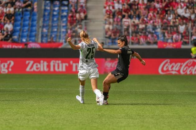 Google Pixel Womens Supercup, FC Bayern Munich vs VfL Wolfsburg, 30 08 2025 Vivien Endemann VfL Wolfsburg, 25 in duel with Jovana Damnjanovi FC Bayern Munich, 9 Google Pixel Womens Supercup, FC Bayern Munich vs VfL Wolfsburg, BBBank Wildpark Karlsruhe, 30 08 2025 DFB DFL REGULATIONS PROHIBIT ANY USE OF PHOTOGRAPHS AS IMAGE SEQUENCES AND OR QUASI VIDEO Copyright: xBEAUTIFULxSPORTS Boscox