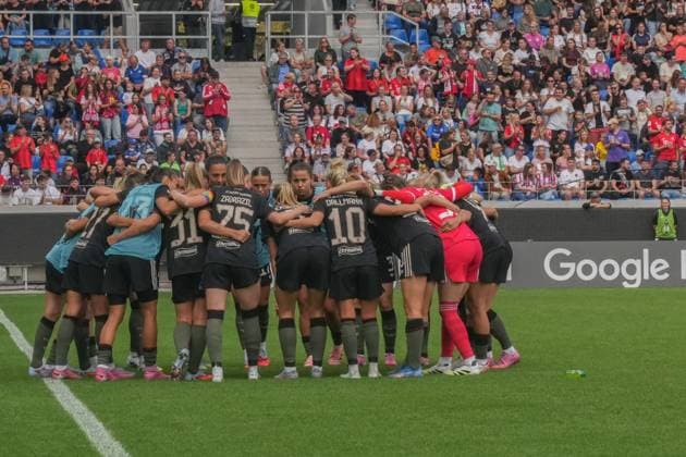 Google Pixel Womens Supercup, FC Bayern Munich vs VfL Wolfsburg, 30 08 2025 The FC Bayern Munich team in the team circle before the game Google Pixel Womens Supercup, FC Bayern Munich vs VfL Wolfsburg, BBBank Wildpark Karlsruhe, 30 08 2025 DFB DFL REGULATIONS PROHIBIT ANY USE OF PHOTOGRAPHS AS IMAGE SEQUENCES AND OR QUASI VIDEO Copyright: xBEAUTIFULxSPORTS Boscox