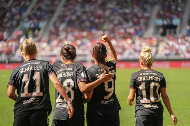 Google Pixel Womens Supercup, FC Bayern Munich vs VfL Wolfsburg, 30 08 2025 Jovana Damnjanovi FC Bayern Munich, 9 with her cheers to 2 0 Google Pixel Womens Supercup, FC Bayern Munich vs VfL Wolfsburg, BBBank Wildpark Karlsruhe, 30 08 2025 DFB DFL REGULATIONS PROHIBIT ANY USE OF PHOTOGRAPHS AS IMAGE SEQUENCES AND OR QUASI VIDEO Copyright: xBEAUTIFULxSPORTS Boscox