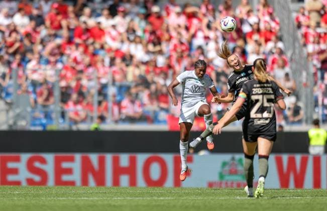 DEU, Karlsruhe, Bayern München vs VfL Wolfsburg, Google Pixel Supercup der Frauen, DFB, BBBank Wildpark, Finale, im Bild f l n r Lineth Beerensteyn VfL Wolfsburg 9 , Magdalena Eriksson Bayern München 5 DFB DFL REGULATIONS PROHIBIT ANY USE OF PHOTOGRAPHS AS IMAGE SEQUENCES AND OR QUASI VIDEO, 30 08 2025, Copyright: HMBxMedia HendrikxHamelau