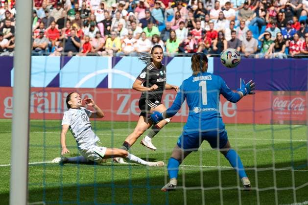 Jovana Damnjanovic 9 FC Bayern Muenchen Women shoots the 2 0, Goalkeeper Stina Johannes 1 VfL Wolfsburg Women no chance, FC Bayern Muenchen Women vs VfL Wolfsburg Women, DFL, Bundesliga, Season 2025 2026, BBBank Wildpark, Google Pixel Supercup der Frauen, 30 08 2025 DFB regulations prohibit any use of photographs as image sequences and or quasi video Karlsruhe Baden Wuerttemberg Germany Copyright: xkolbert-press MartinxAgüerax