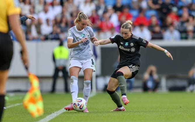 oDEU, Karlsruhe, Bayern München vs VfL Wolfsburg, Google Pixel Supercup der Frauen, DFB, BBBank Wildpark, Finale, im Bild f l n r Janina Minge VfL Wolfsburg 6 , Franziska Kett Bayern München 20 DFB DFL REGULATIONS PROHIBIT ANY USE OF PHOTOGRAPHS AS IMAGE SEQUENCES AND OR QUASI VIDEO, 30 08 2025, Copyright: HMBxMedia HendrikxHamelau