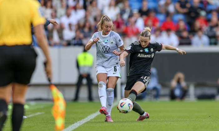 DEU, Karlsruhe, Bayern München vs VfL Wolfsburg, Google Pixel Supercup der Frauen, DFB, BBBank Wildpark, Finale, im Bild f l n r Janina Minge VfL Wolfsburg 6 , Franziska Kett Bayern München 20 DFB DFL REGULATIONS PROHIBIT ANY USE OF PHOTOGRAPHS AS IMAGE SEQUENCES AND OR QUASI VIDEO, 30 08 2025, Copyright: HMBxMedia HendrikxHamelau