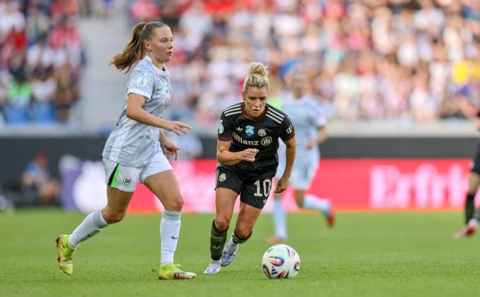 DEU, Karlsruhe, Bayern München vs VfL Wolfsburg, Google Pixel Supercup der Frauen, DFB, BBBank Wildpark, Finale, im Bild f l n r Janou Levels VfL Wolfsburg 15 , Linda Dallmann Bayern München 10 DFB DFL REGULATIONS PROHIBIT ANY USE OF PHOTOGRAPHS AS IMAGE SEQUENCES AND OR QUASI VIDEO, 30 08 2025, Copyright: HMBxMedia HendrikxHamelau