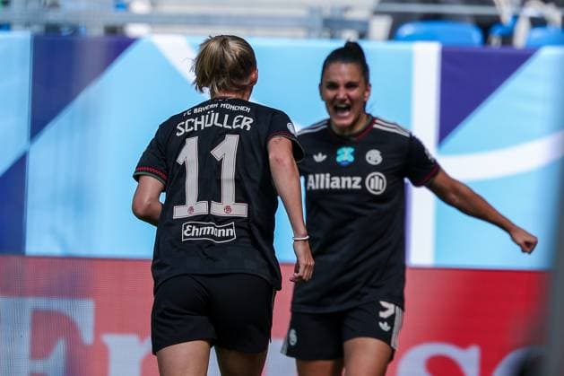 Team FC Bayern Muenchen Frauen goal celebration by Lea Schueller 11 FC Bayern Muenchen Frauen and goal scorer Jovana Damnjanovic 9 FC Bayern Muenchen Frauen , FC Bayern Muenchen Frauen vs VfL Wolfsburg Frauen, DFL, Bundesliga, Saison 2025 2026, BBBank Wildpark, Google Pixel Supercup der Frauen, 30 08 2025 DFB regulations prohibit any use of photographs as image sequences and or quasi video Karlsruhe Baden Wuerttemberg Germany Copyright: xkolbert-press MartinxAgüerax