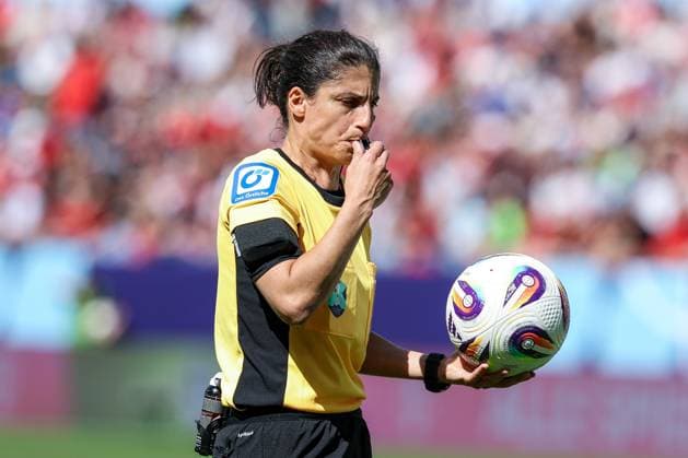 Referee Referee Dr Riem Hussein whistles, FC Bayern Muenchen Frauen vs VfL Wolfsburg Frauen, DFL, Bundesliga, Saison 2025 2026, BBBank Wildpark, Google Pixel Supercup der Frauen, 30 08 2025 DFB regulations prohibit any use of photographs as image sequences and or quasi video Karlsruhe Baden Wuerttemberg Germany Copyright: xkolbert-press MartinxAgüerax