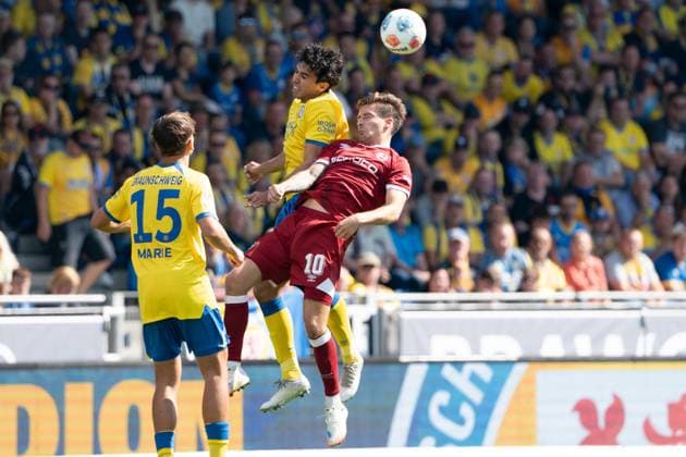 Marvin Mehlem Nr 10 DSC Arminia Bielefeld in header duel GER, Eintracht Braunschweig vs DSC Arminia Bielefeld, Soccer, 2 Bundesliga, Matchday 4, Match time 2025 26, 30 08 2025 DFL REGULATES PROHIBIT ANY USE OF PHOTOGRAPHS AS IMAGE SEQUENCES AND OR QUASI VIDEO GER, Eintracht Braunschweig vs DSC Arminia Bielefeld, Football, 2 Bundesliga, Matchday 4, Season 2025 26, 30 08 2025 Braunschweig Copyright: xEibner-Pressefoto DanielxREINELTx EP_DRT