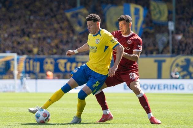 Erencan YardÄ±mcÄ± Nr 9 Eintracht Braunschweig vs Stefano Russo Nr 21 DSC Arminia Bielefeld GER, Eintracht Braunschweig vs DSC Arminia Bielefeld, Football, 2 Bundesliga, Matchday 4, Season 2025 26, 30 08 2025 DFL REGULATES PROHIBIT ANY USE OF PHOTOGRAPHS AS IMAGE SEQUENCES AND OR QUASI VIDEO GER, Eintracht Braunschweig v DSC Arminia Bielefeld, Football, Bundesliga 2, Matchday 4, Season 2025 26, 30 08 2025 Braunschweig Copyright: xEibner-Pressefoto DanielxREINELTx EP_DRT