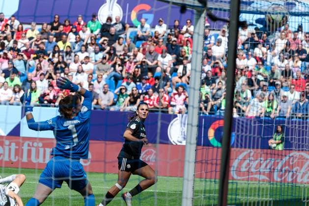 Jovana Damnjanovic 9 FC Bayern Muenchen Women shoots the 2 0, Goalkeeper Stina Johannes 1 VfL Wolfsburg Women no chance, FC Bayern Muenchen Women vs VfL Wolfsburg Women, DFL, Bundesliga, Season 2025 2026, BBBank Wildpark, Google Pixel Supercup der Frauen, 30 08 2025 DFB regulations prohibit any use of photographs as image sequences and or quasi video Karlsruhe Baden Wuerttemberg Germany Copyright: xkolbert-press MartinxAgüerax