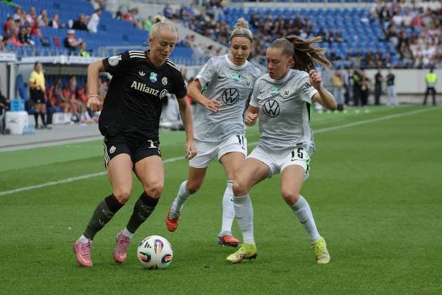 30 08 2025, xgrfx, Football DFB Supercup Women 2025, FC Bayern München VfL Wolfsburg v l Lea Schüller FC Bayern München , Janou Levels VfL Wolfsburg DFL DFB REGULATIONS PROHIBIT ANY USE OF PHOTOGRAPHS as IMAGE SEQUENCES and or QUASI VIDEO Karlsruhe