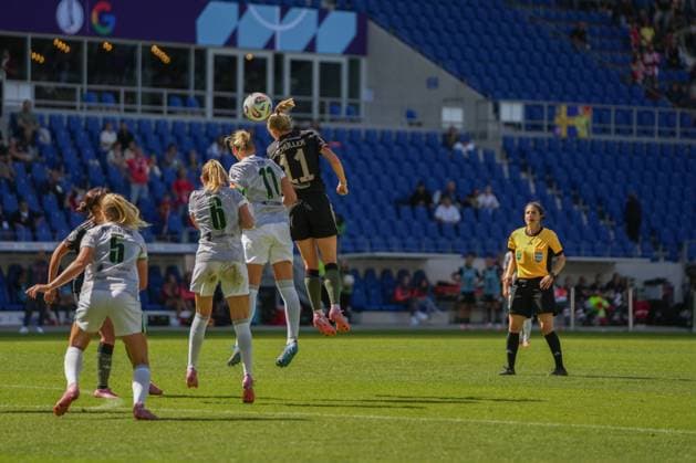 Google Pixel Womens Supercup, FC Bayern Munich vs VfL Wolfsburg, 30 08 2025 Lea Schüller FC Bayern Munich, 11 with a header Google Pixel Womens Supercup, FC Bayern Munich vs VfL Wolfsburg, BBBank Wildpark Karlsruhe, 30 08 2025 DFB DFL REGULATIONS PROHIBIT ANY USE OF PHOTOGRAPHS AS IMAGE SEQUENCES AND OR QUASI VIDEO Copyright: xBEAUTIFULxSPORTS Boscox