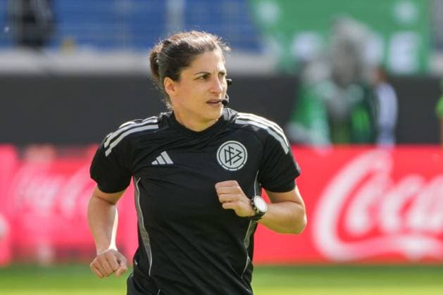 Google Pixel Supercup der Frauen, FC Bayern München vs VfL Wolfsburg, 30.08.2025 Riem Hussein (Schiedsrichterin) beim aufwärmen Google Pixel Supercup der Frauen, FC Bayern München vs VfL Wolfsburg, BBBank Wildpark Karlsruhe, 30.08.2025 DFB DFL REGULATIONS PROHIBIT ANY USE OF PHOTOGRAPHS AS IMAGE SEQUENCES AND OR QUASI-VIDEO. *** Google Pixel Womens Supercup, FC Bayern Munich vs VfL Wolfsburg, 30 08 2025 Riem Hussein Referee warming up Google Pixel Womens Supercup, FC Bayern Munich vs VfL Wolfsburg, BBBank Wildpark Karlsruhe, 30 08 2025 DFB DFL REGULATIONS PROHIBIT ANY USE OF PHOTOGRAPHS AS IMAGE SEQUENCES AND OR QUASI VIDEO Copyright: xBEAUTIFULxSPORTS Boscox