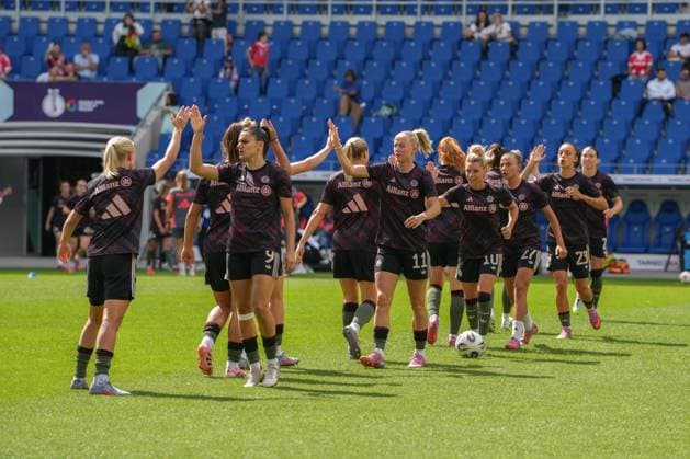 Google Pixel Womens Supercup, FC Bayern Munich vs. VfL Wolfsburg, 30 08 2025 The Munich team warming up, high-fiving and motivating each other Google Pixel Womens Supercup, FC Bayern Munich vs. VfL Wolfsburg, BBBank Wildpark Karlsruhe, 30 08 2025 DFB DFL REGULATIONS PROHIBIT ANY USE OF PHOTOGRAPHS AS IMAGE SEQUENCES AND OR QUASI VIDEO Copyright: xBEAUTIFULxSPORTS Boscox