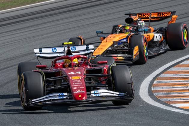 Lewis Hamilton 44, Scuderia Ferrari,Oscar Piastri 81, McLaren Formula 1 Team Free Practice, Dutch Grand Prix, Motorsport, Men, Formula 1, 30 08 2025 Zandvoort Netherlands Netherlands Copyright: xkolbert-press MartinxWdziecznyx