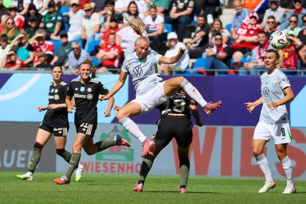 Karlsruhe, Germany 30 August 2025 DFB Supercup Women 2025 2026 FC Bayern Munich vs VfL Wolfsburg In the picture from left the third Ella Peddemors VfL Wolfsburg heads the ball DFB regulations prohibit any use of photographs as image sequences and or quasi video BBBank Wildpark Baden Württemberg Copyright: xFotostandx xFantinix