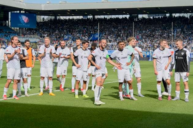 Final cheer Final cheer Emotion Joy of the team of Münster 30 08 2025 Soccer VfL Bochum vs SC Preussen Muenster, Vonovia Ruhrstadion, Bochum, DFB DFL REGULATIONS PROHIBIT ANY USE OF PHOTOGRAPHS AS IMAGE SEQUENCES AND OR QUASI VIDEO Copyright: xpepphotox xHorstxMauelshagenx pep00321, pep_20250830_hm_116553
