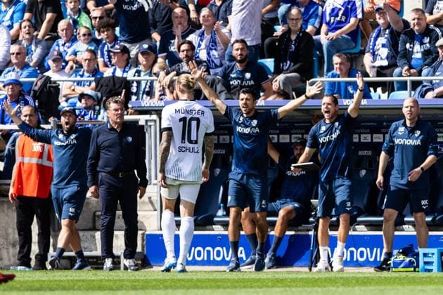 2 Fußball Bundesliga VfL Bochum SC Preußen Münster 30 08 2025 Marvin Schulz SC Preußen Münster, 10 stands in front of the bench of VfL Bochum 2 Fußball Bundesliga VfL Bochum SC Preußen Münster Vonovia Ruhrstadion, Bochum 30 08 2025 DFL regulations prohibit any use of photographs as image sequences and or quasi video Copyright: xBEAUTIFULxSPORTS Buriakovx